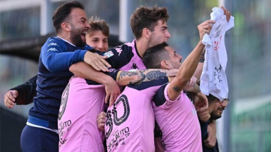 Ֆուտբոլիստն ընկերուհուն ամուսնության առաջարկություն է արել գոլ խփելուց հետո