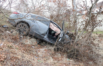 Ստեփանակերտ քաղաքի մոտակայքում մեքենան 10 մետրից ընկել է ձորը (լուսանկարներ)