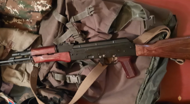 Գորիսի տներից մեկում ոստիկանները հայտնաբերել են զինամթերք ու թմրամիջոց (տեսանյութ)