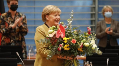 Մերկելը զինվորական նվագախմբին հանձնարարել է երգել Նինա Հեյգենի կատարումը կանցլերի պաշտոնից հրաժեշտի արարողության ժամանակ