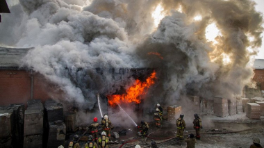 Մոտ 60 հրշեջ մեքենա և ուղղաթիռ ուղարկվել են Ճապոնիայում այրվող պահեստը մարելու