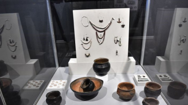 Հանրությանը ներկայացվեցին բացառիկ հնագիտական նմուշներ Շահումյանի նորահայտ դամբարանից