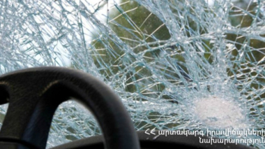 Ավտովթար Երևանում. փրկարարները «VAZ 2109»-ի ուղևորին դուրս բերել արգելափակումից և մոտեցրել շտապօգնության ավտոմեքենային