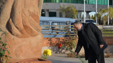 Դավիթ Բաբայանը ծաղիկներ է խոնարհել ավերիչ երկրաշարժի զոհերի հիշատակը հավերժացնող հուշակոթողին