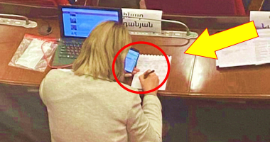 Քոչարյանական պատգամավոր Էլինար Վարդանյանը հեռախոսից արտագրում է կառավարությանը տալիք հարցի տեքստը