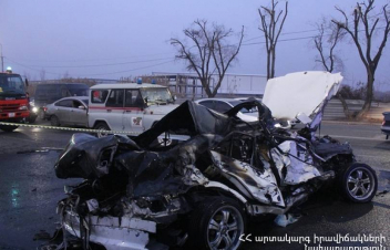 Երեւանի Շիրակի փողոցում ավտոմեքենան այրվել է․ փրկարարները մայթեզրին հայտնաբերել են ավտոմեքենայի վարորդի դին