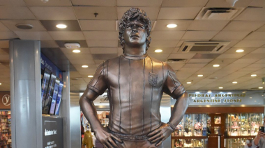 Էդուարդո Էռնեկյանի առաջարկով Բուենոս Այրեսի օդանավակայանում բացվել է Մարադոնայի արձանը