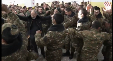 Վարչապետը Ամանորի երեկոյին պարել է զինվորների հետ