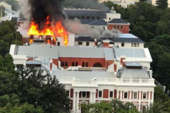 Քեյփթաունում hրդեհ է բռնկվել Հարավաֆրիկյան Հանրապետության խորհրդարանի շենքում (լուսանկարներ)