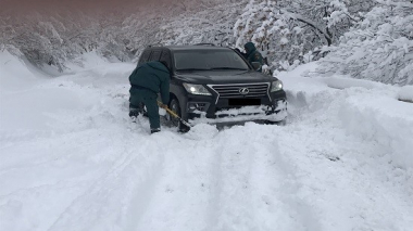 Սարավան գյուղի մոտակայքում, ավտոմեքենան դուրս է եկել երթևեկելի հատվածից և արգելափակվել փոսի մեջ