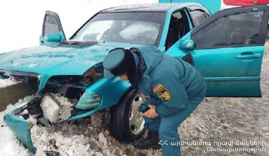 Ավտոմեքենան բախվել է բետոնե արգելապատնեշին. կան տուժածներ