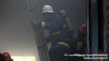 Երևանի Արզումանյան փողոցի ավտոտնակներից մեկում հրդեհ է բռնկվել