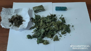 Քրեակատարողական հիմնարկի ծառայողի մոտ հայտնաբերել են թմրամիջոց և արգելված իրեր