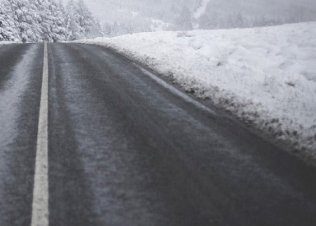 Արցախում տեղացած առատ ձյան պատճառով ներպետական որոշ ճանապարհներ դժվարանցանելի են