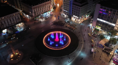 Աթենքի կենտրոնական հրապարակի շատրվանները լուսավորվել են հայկական եռագույնով (տեսանյութ)