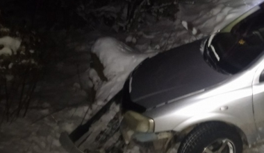 Երևան-Մեղրի ճանապարհին մեքենան դուրս է եկել երթևեկելի հատվածից և մոտ 20 մ սահել դեպի հարակից ձորը