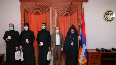 Արցախի պետնախարար Բեգլարյանը պետական պարգևներ է հանձնել Դադիվանքի վերադարձած հոգևորականներին