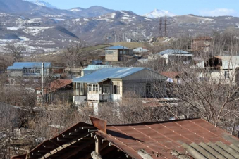 Կարմիր շուկայում և Թաղավարդում շարունակվում են բնակելի տների վնասված տանիքների կապիտալ վերանորոգման աշխատանքները. լուսանկարներ