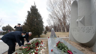 Բանակի օրվա առթիվ փոխվարչապետ Մհեր Գրիգորյանը և փոխվարչապետ Համբարձում Մաթևոսյանն այցելել են «Եռաբլուր»