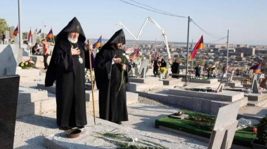 Ամենայն Հայոց Կաթողիկոսը Եռաբլուրում աղոթեց հերոսների հոգիների հանգստության համար