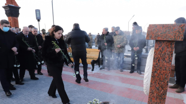 Խոնհարումս տղերք. Շնորհավոր տոնդ Հայոց Բանակ. Էմմա Պալյան