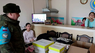 Ռուս խաղաղապահները հասցեական հումանիտար օգնություն են փոխանցել Ստեփանակերտում բնակվող բազմազավակ ընտանիքին. ՌԴ ՊՆ