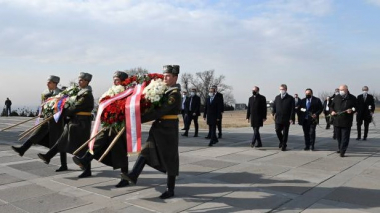 Ավստրիայի ԱԳ նախարարը հարգանքի տուրք է մատուցել Հայոց ցեղասպանության զոհերի հիշատակին