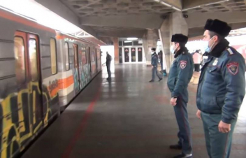 Մարիխուանա, կաթուցիչներ, կռփազենք. մետրոպոլիտենի տարբեր կայարաններից երիտասարդներ են բերման ենթարկվել (տեսանյութ)