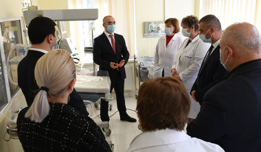 Արմավիրի մարզպետն այցելել է Մեծամորի և Արմավիրի բժշկական կենտրոններ