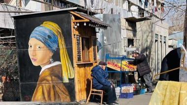 Յան Վերմեերի «Մարգարտե ականջօղով աղջիկը» Երեւանի բակերից մեկում