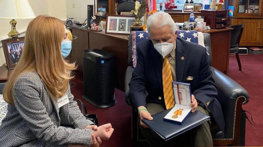 Դեսպան Մակունցը կոնգրեսական Ջիմ Կոստային է փոխանցել «Մխիթար Գոշ» պետական պարգևը