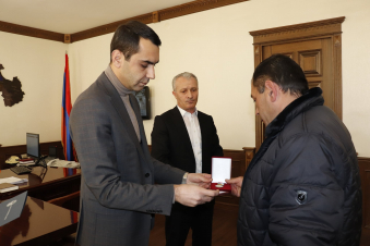 Գեղարքունիքի մարզպետը պետական պարգևներ է հանձնել Արցախյան 44-օրյա պատերազմում զոհված զինծառայողների հարազատներին