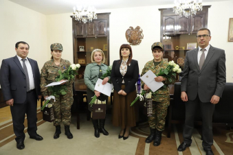 Դժվար ուղի եք ընտրել, ձեր փխրուն ուսերին պատերազմ եք տարել. Շիրակի մարզպետը պարգևատրել է զինվորական երեք կնոջ