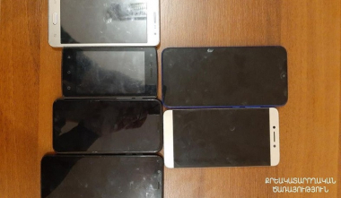 Կալանավորված անձը փորձել է աղբամանում բջջային հեռախոսներ թաքցնել