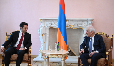 Նորընտիր նախագահ Խաչատուրյանը հանդիպել է  նախագահի լիազորությունները կատարող Ալեն Սիմոնյանի հետ