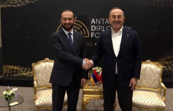 Եթե իմանամ՝ ժպիտս մեկ զինվորի կյանք կարող է փրկել, ապա էլի կժպտամ. Միրզոյանը՝ Չավուշօղլու հետ լուսանկարում ժպտալու մասին