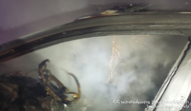 Երևանում մարդատարը բախվել է 2 այլ մեքենաների ու բռնկվել. այրվել է ամբողջությամբ