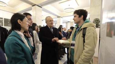 Ինչպես օսլայի ու ջրի միացումից ստանալ զրահաբաճկոն. Դպրոցական գիտության փառատոնին Նարեկն իր արդյունքն է ներկայացրել