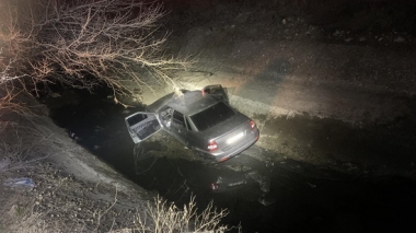 VAZ-2110-ը դուրս է եկել ճանապարհի երթևեկելի հատվածից և ընկել ջրանցքը