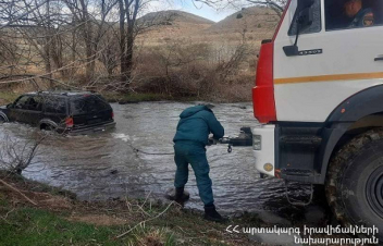 Հերհեր գյուղ տանող ճանապահին մեքենան ընկել է գետն ու արգելափակվել. դուրս են բերել փրկարարները