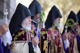 Օրհնվեցին ուռենու ճյուղերն ու մանուկները. Գայանե վանքում անցկացվել է Սուրբ պատարագն ու տոնվել Ծաղկազարդը