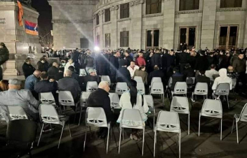 Պարզվում է՝ աստիճաններին ու ասֆալտին նստելու եղանակով նստացույցի «էլիտար» տարբերակը կա՝ աթոռներով. Սաֆարյան