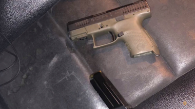 Պարեկները հայտնաբերել են մարտական ատրճանակ, մահակ ու թմրամիջոց