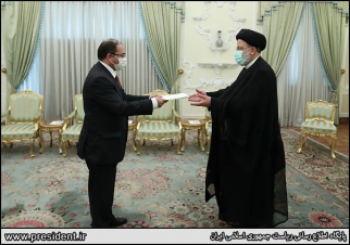 Դեսպան Արսեն Ավագյանն իր հավատարմագրերն է հանձնել Իրանի նախագահ Էբրահիմ Ռայիսիին