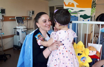 Պատգամավոր Արուսյակ Մանավազյանն այսօր հիվանդանոցում տեսակցել է երկու օր առաջ Դեբեդ գետում հայտնաբերված աղջնակին