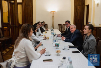 Դիվանագետի ներկայությունն ամենուր ժամանակավոր է, նույնիսկ տանը. ՀՀ-ում ՌԴ դեսպանը դպրոցականներին պատմել է իր ուղու մասին