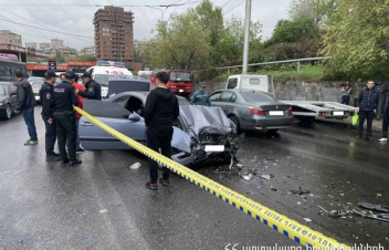 Խոշոր վթար Երևանի Բադալ Մուրադյան փողոցում. կա արգելափակված քաղաքացի (լուսանկարներ)