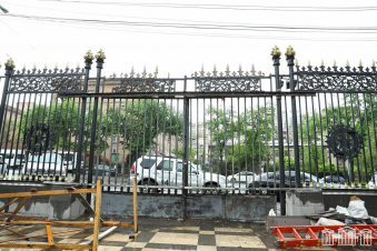 ՀՀ Ազգային ժողովի դարպասները վաղուց են զոդվել. այս պահին իրականացվում են վերանորոգման աշխատանքներ