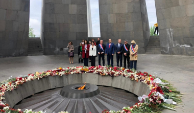 Ֆրանսիացի պատգամավորները հարգանքի տուրք են մատուցել Ծիծեռնակաբերդի հուշահամալիրում