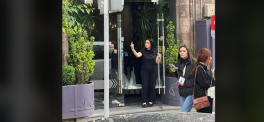 Violet խանութի աշխատակցի արձագանքն ընդդիմադիրներին 